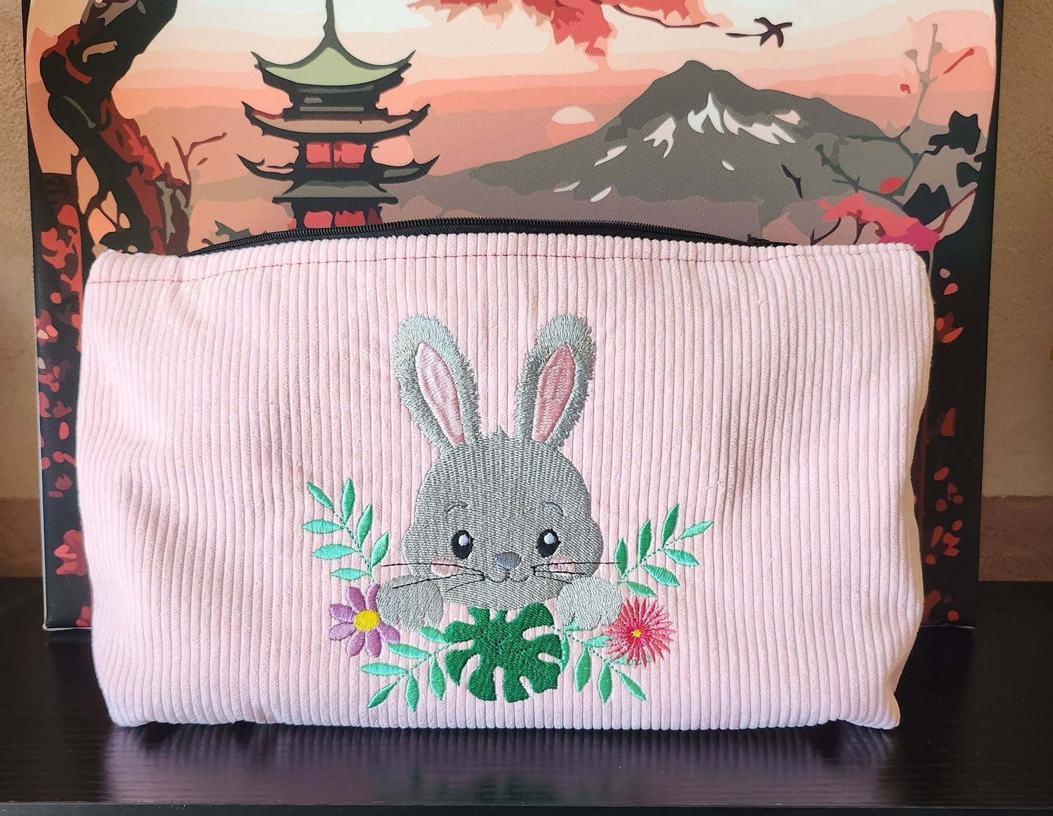 Lapin Fleuri entouré de fleurs et feuillages – motif de broderie machine disponible en 3 tailles