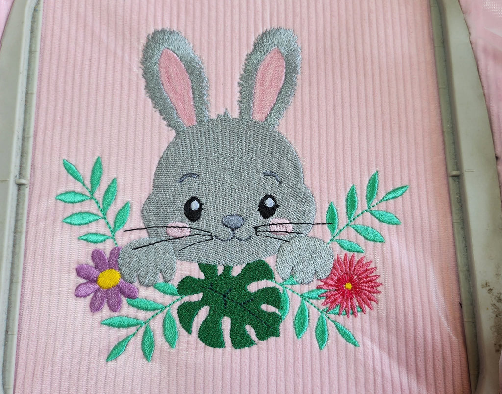 Lapin Fleuri entouré de fleurs et feuillages – motif de broderie machine disponible en 3 tailles