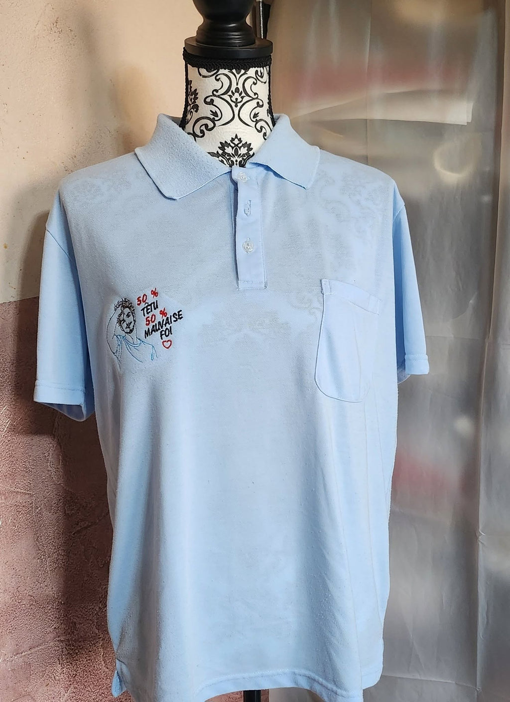 50 % Têtu 50 % Mauvaise Foi – homme souriant et malicieux – motif de broderie machine humour disponible en 10x10 et 15x15