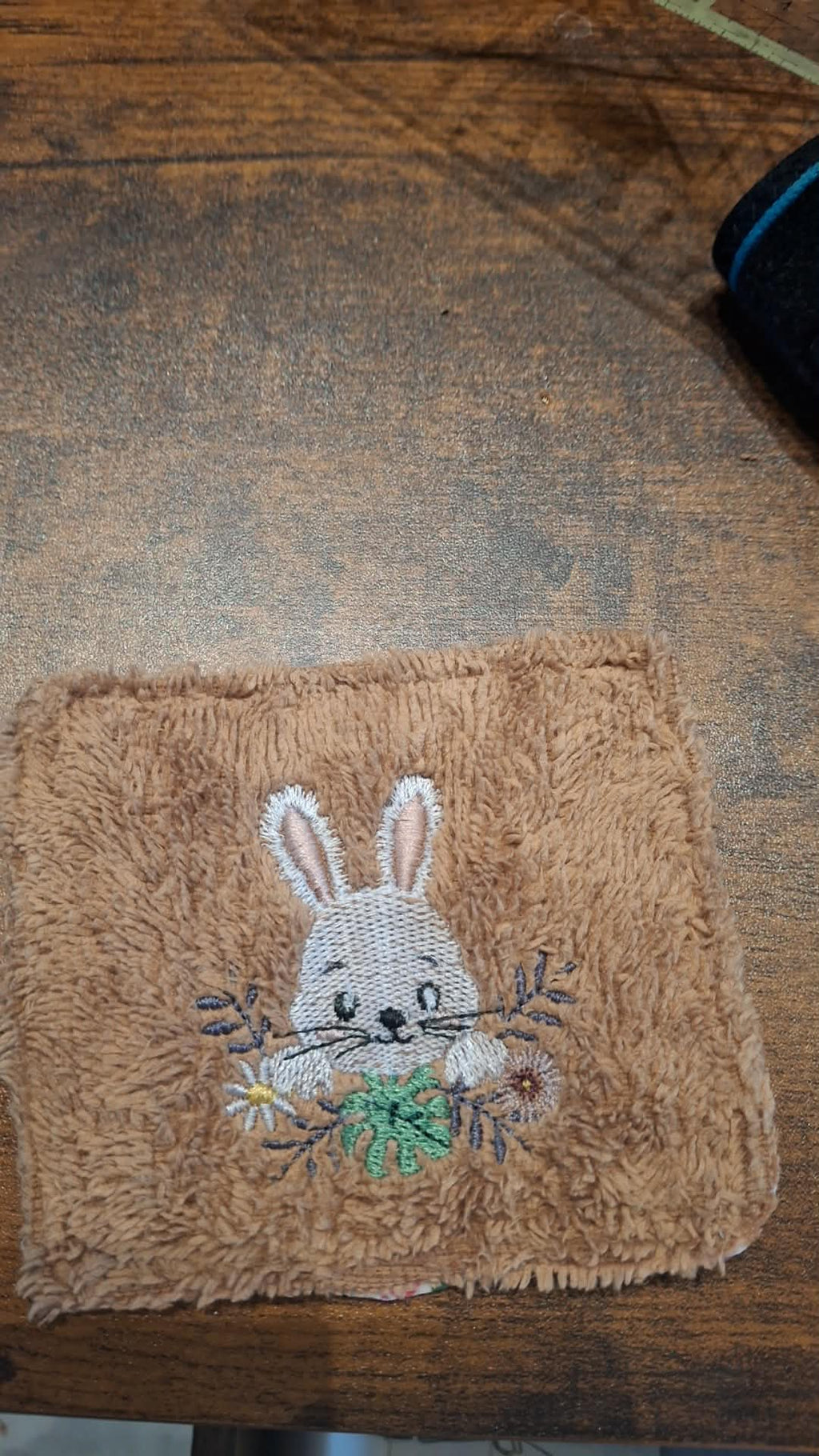 Lapin Fleuri entouré de fleurs et feuillages – motif de broderie machine disponible en 3 tailles