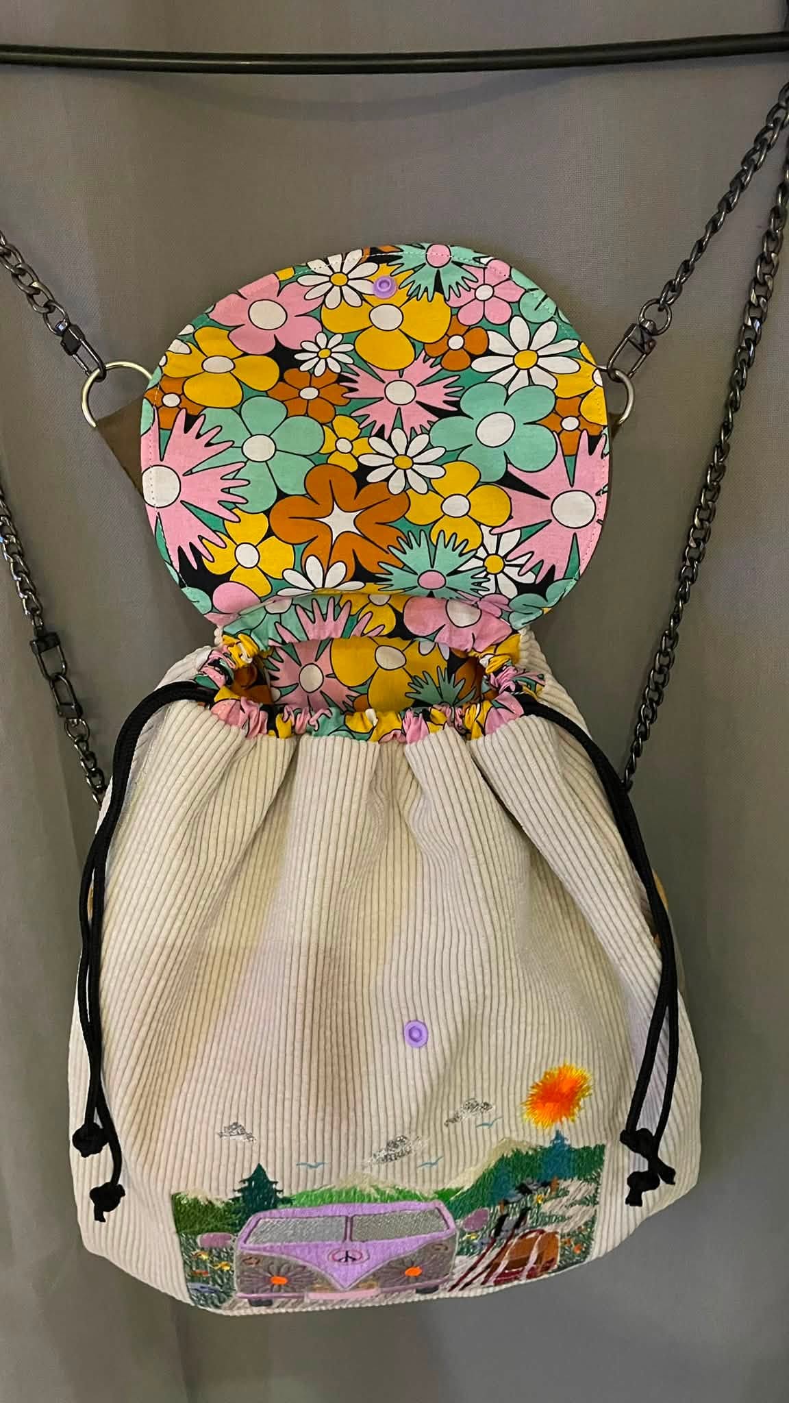 Van Life Randonnée – motif de broderie machine avec combi rétro, montagnes, sapins, sac à dos et bâtons de randonnée