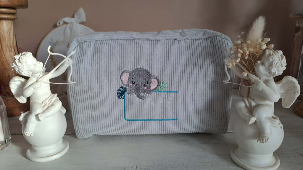 Étiquette Appliqué Cristal Éléphant – motif de broderie machine 10x10 avec éléphant, feuillage et fenêtre transparente en Cristal