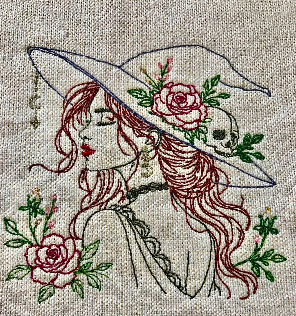 La Belle Ensorceleuse sorcière fleurie avec chapeau, rose, crâne et lune – motif de broderie machine