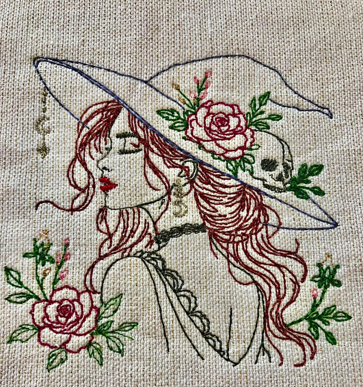 La Belle Ensorceleuse sorcière fleurie avec chapeau, rose, crâne et lune – motif de broderie machine