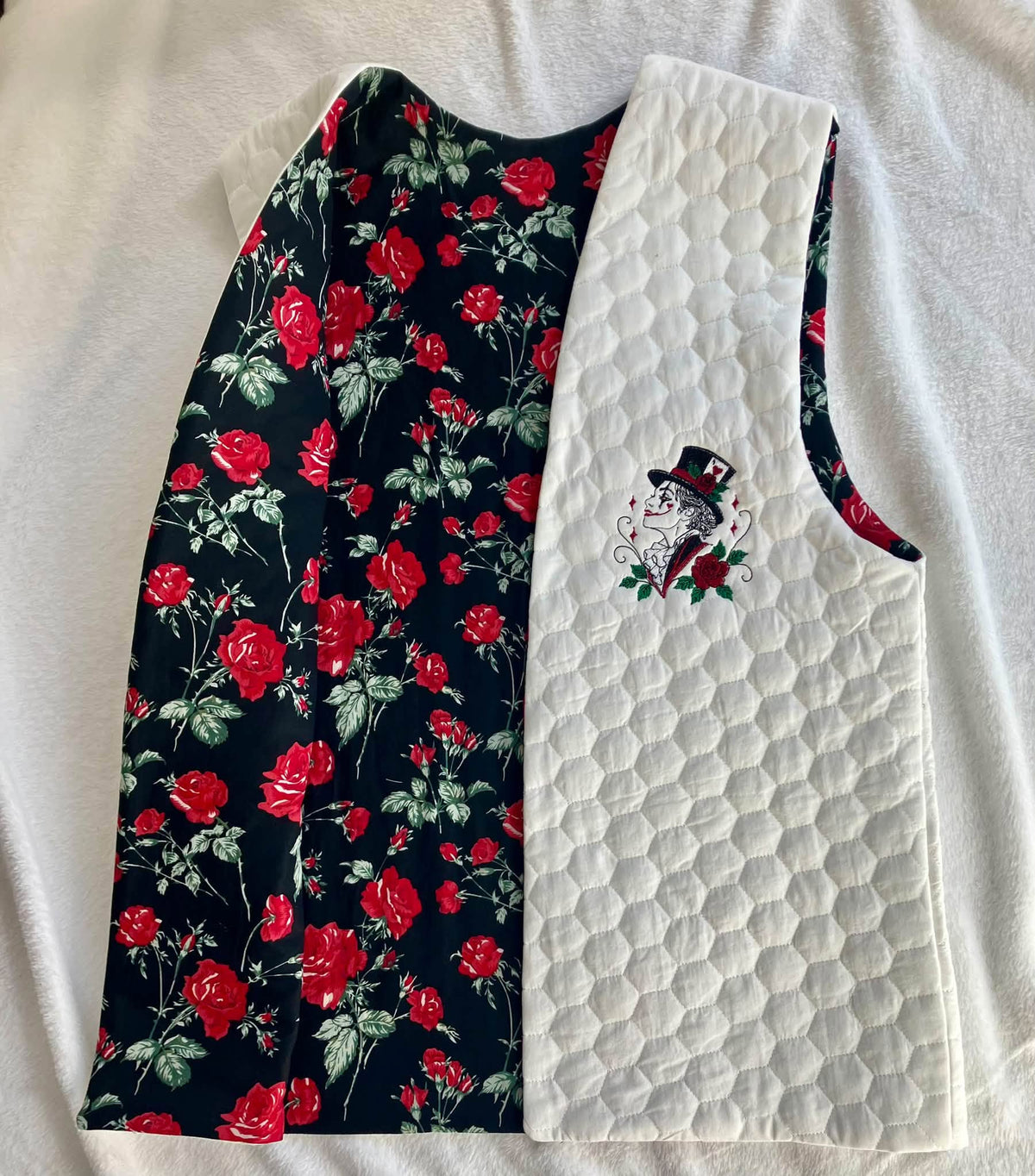 L’ArleKing homme arlequin dark avec haut-de-forme, carte à jouer et roses rouges – motif de broderie machine Halloween