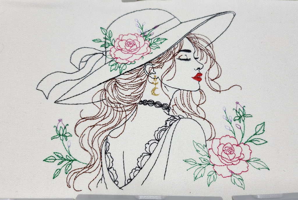 La Belle Romantique – femme bohème au grand chapeau ornée de roses et de fleurs – motif de broderie machine