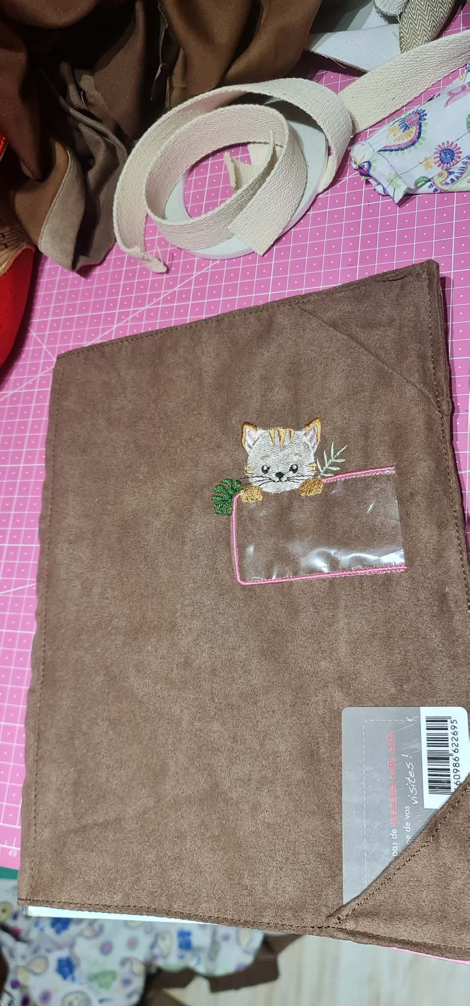 Étiquette Appliqué Cristal Chat – motif de broderie machine 10x10 avec chat, feuillage et fenêtre transparente en Cristal