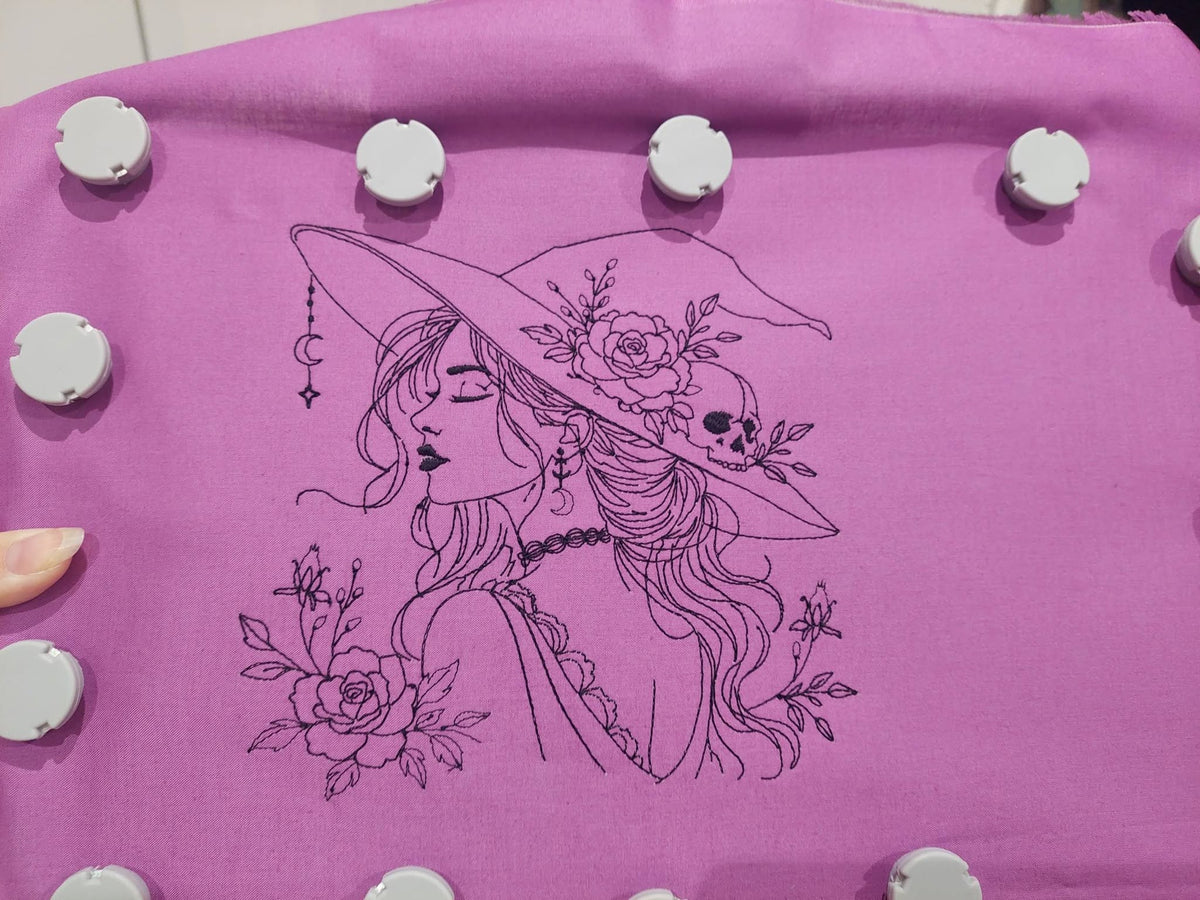 La Belle Ensorceleuse sorcière fleurie avec chapeau, rose, crâne et lune – motif de broderie machine