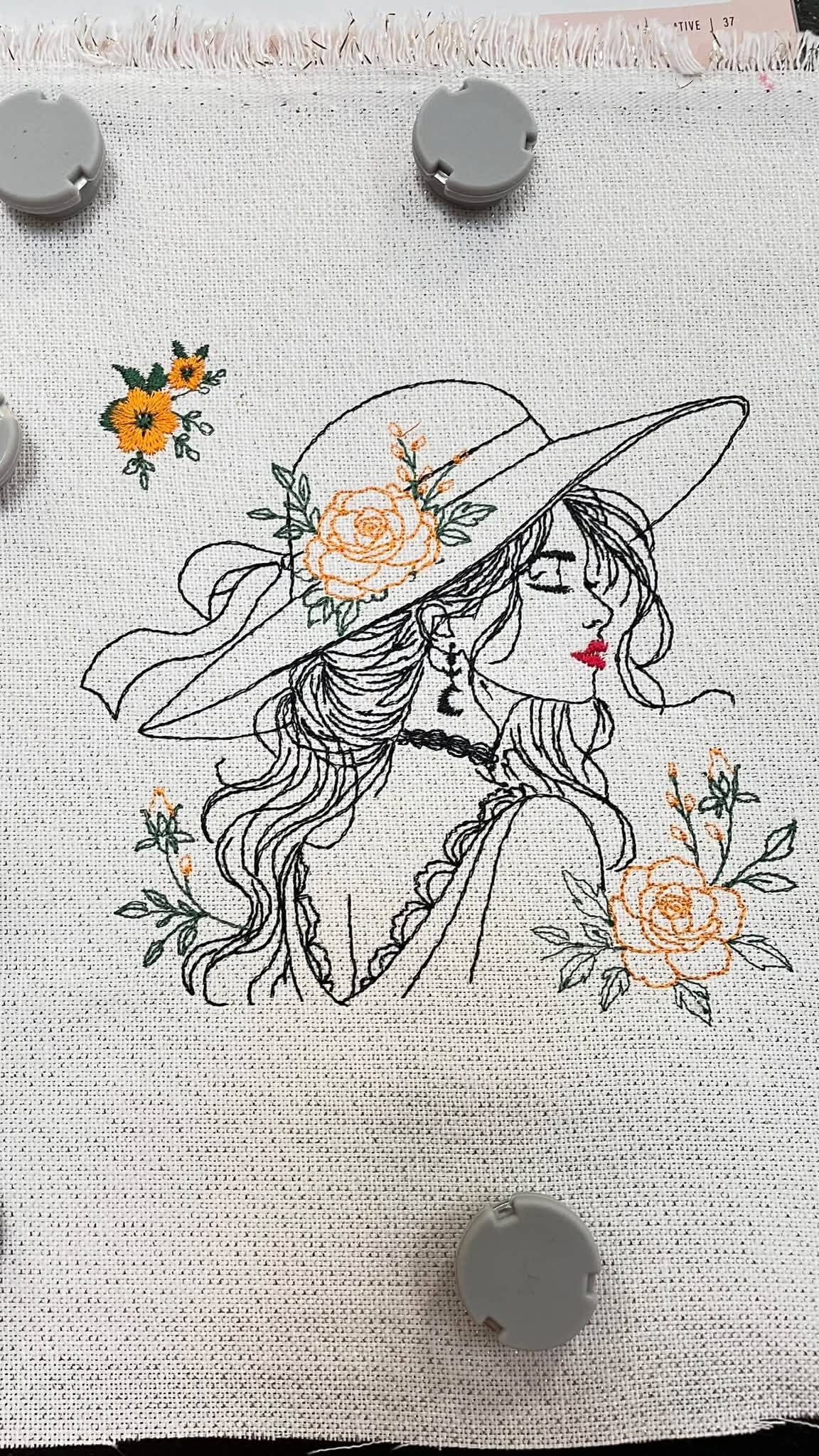 La Belle Romantique – femme bohème au grand chapeau ornée de roses et de fleurs – motif de broderie machine