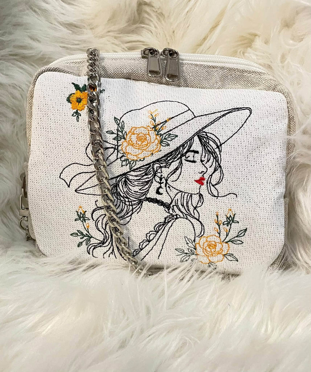 La Belle Romantique – femme bohème au grand chapeau ornée de roses et de fleurs – motif de broderie machine
