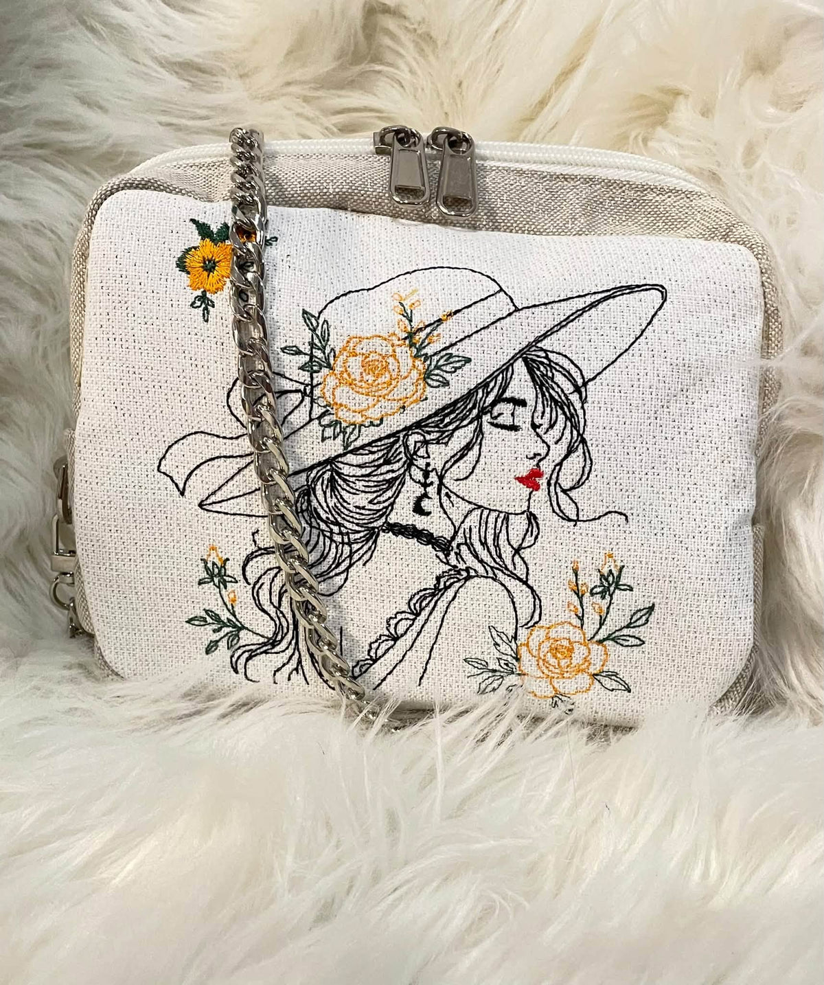 La Belle Romantique – femme bohème au grand chapeau ornée de roses et de fleurs – motif de broderie machine