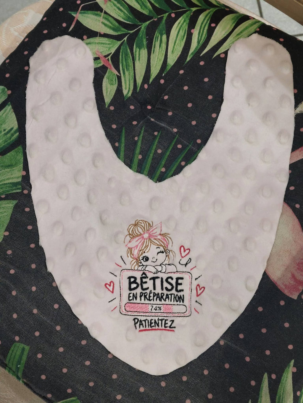 Bêtise en Préparation – petite fille malicieuse avec grand nœud rose et barre de chargement à 74 % – motif broderie machine 10x10