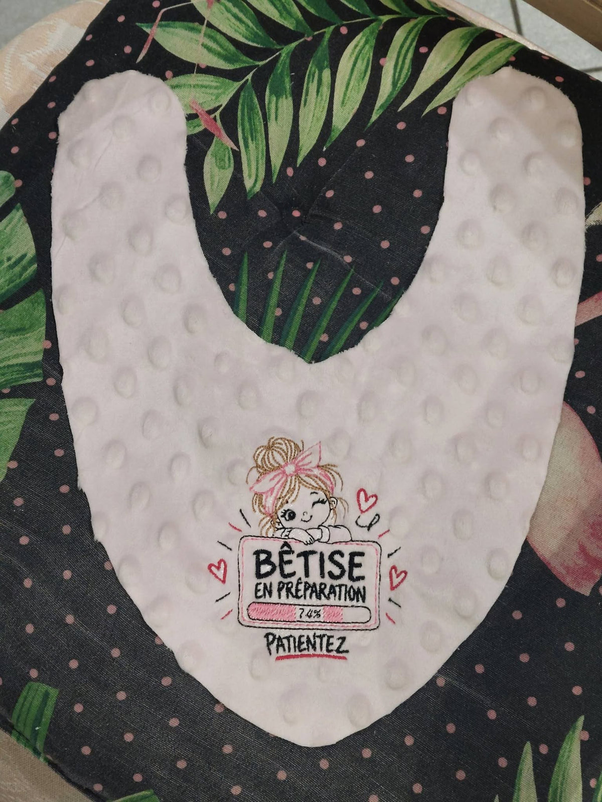 Bêtise en Préparation – petite fille malicieuse avec grand nœud rose et barre de chargement à 74 % – motif broderie machine 10x10