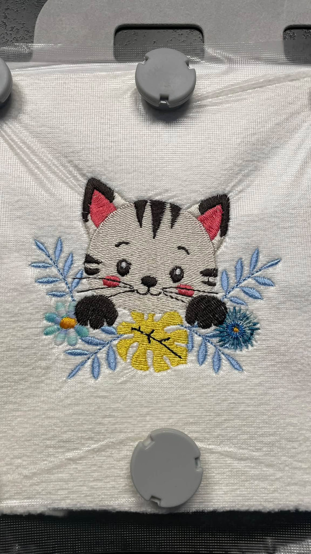 chat-fleuri-motif-broderie-machine-3-tailles