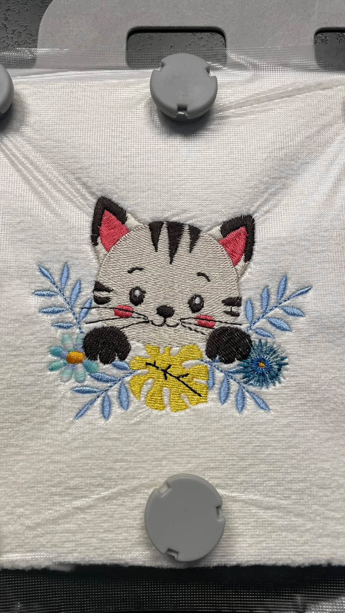 chat-fleuri-motif-broderie-machine-3-tailles