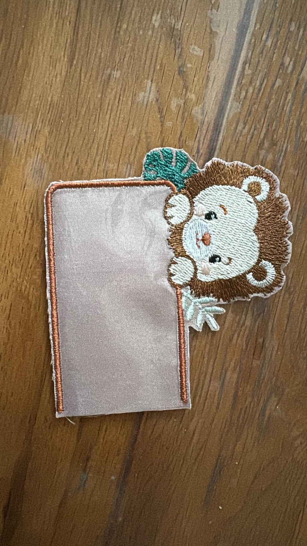 Motif broderie Étiquette Cristal Lionceau en appliqué transparent. Format 10x10, idéal pour trousses, pochettes, sacs et créations personnalisées.
