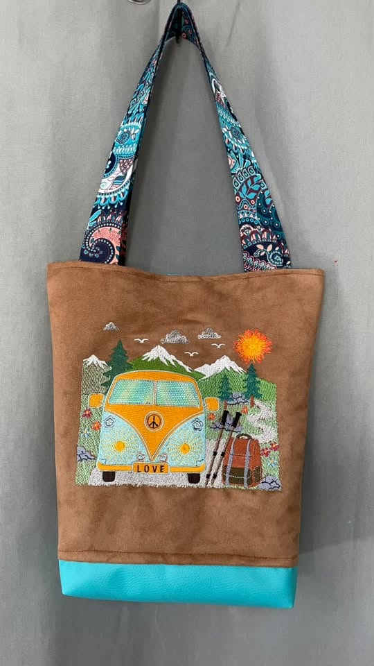 Van Life Randonnée – motif de broderie machine avec combi rétro, montagnes, sapins, sac à dos et bâtons de randonnée