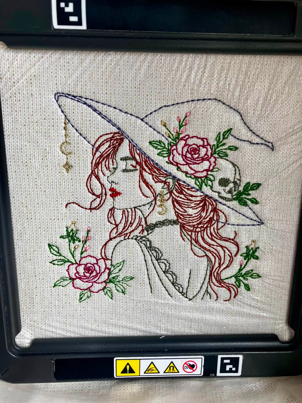 La Belle Ensorceleuse sorcière fleurie avec chapeau, rose, crâne et lune – motif de broderie machine