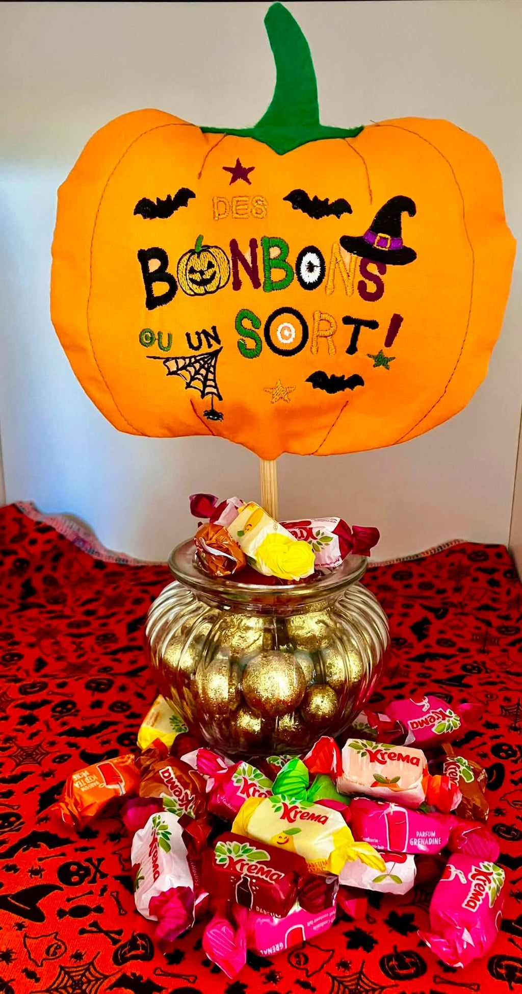 Motif broderie Halloween Des Bonbons ou un Sort ! avec citrouille, sorcière, chauves-souris et araignée. Disponible en formats 10x10 et 15x15.