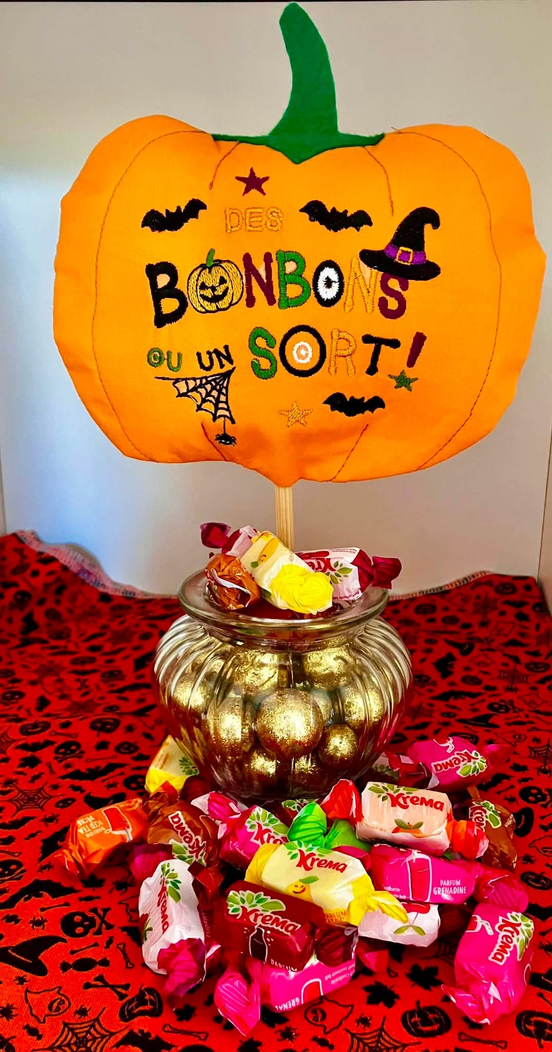 Motif broderie Halloween Des Bonbons ou un Sort ! avec citrouille, sorcière, chauves-souris et araignée. Disponible en formats 10x10 et 15x15.
