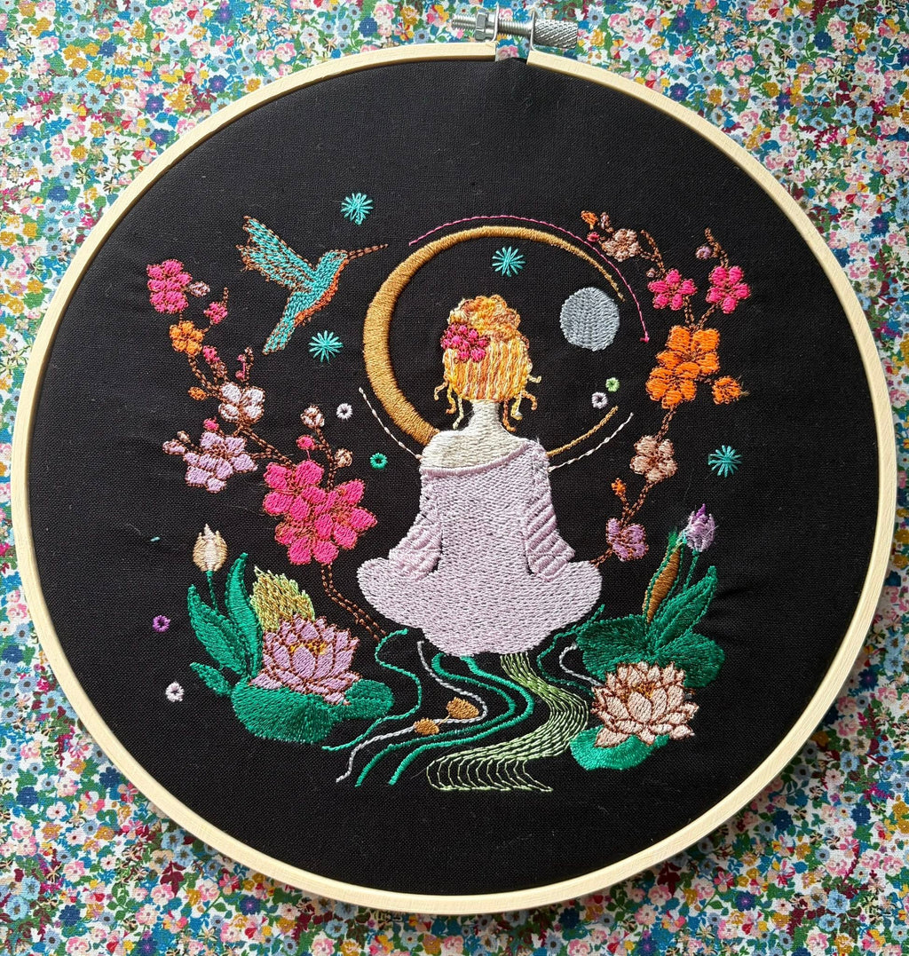 Méditation au Jardin des Songes – femme méditant entourée de fleurs, lotus, lune et colibri – motif de broderie machine