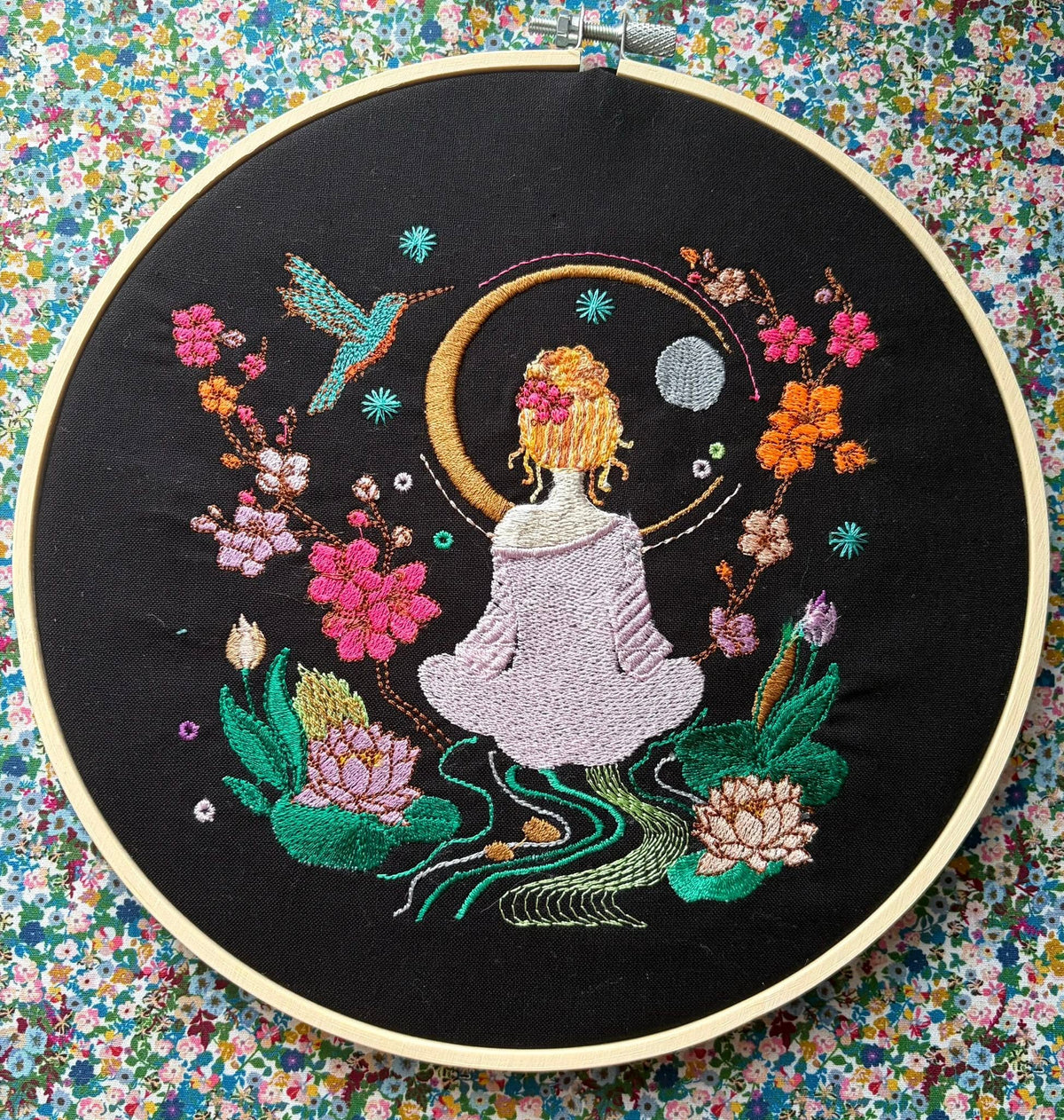 Méditation au Jardin des Songes – femme méditant entourée de fleurs, lotus, lune et colibri – motif de broderie machine