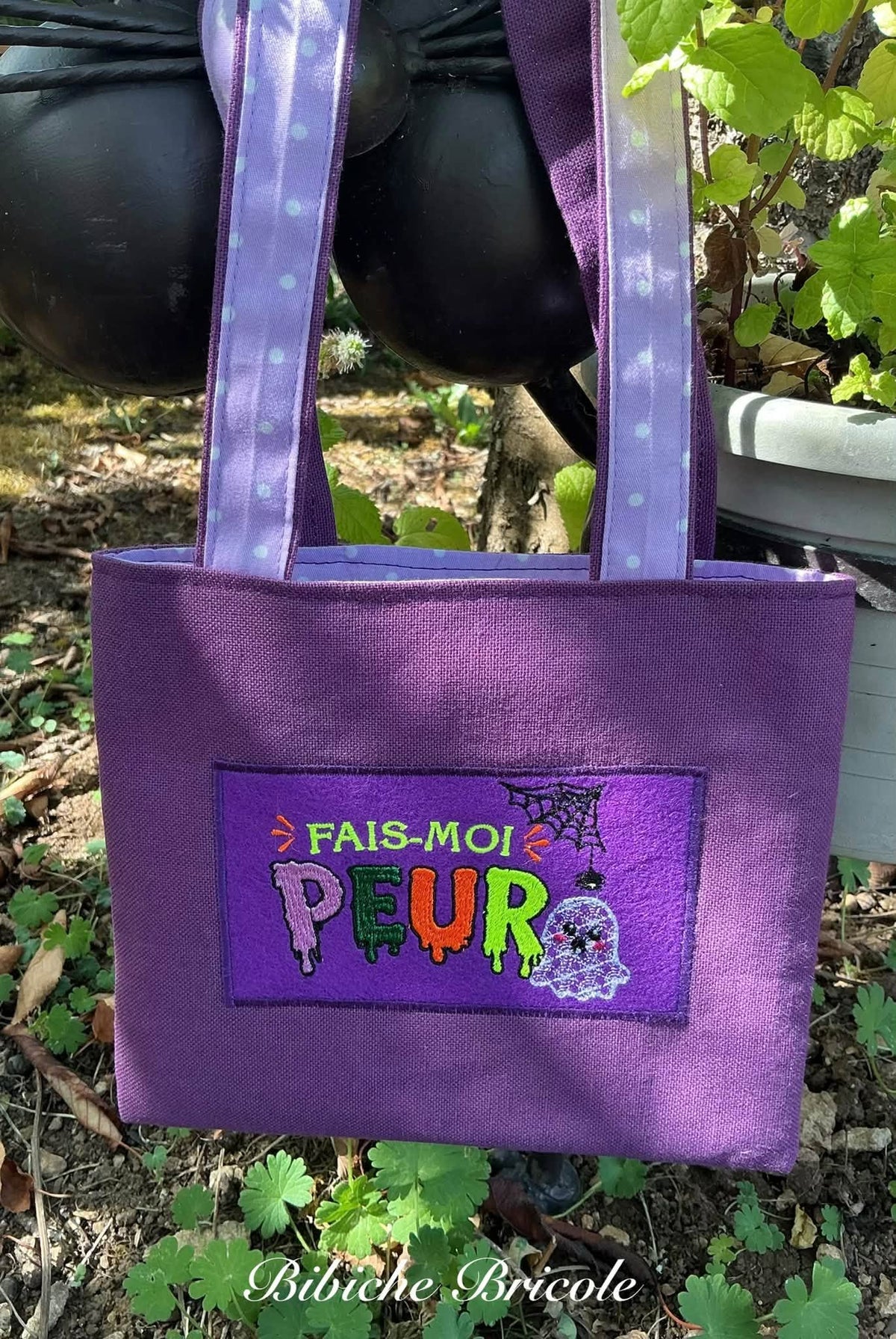 Fais-moi Peur – motif de broderie machine Halloween avec fantôme, lettrage coloré, toile et araignée