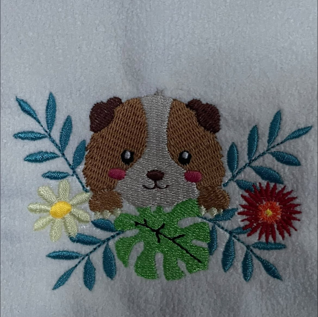 Cobaye Fleuri entouré de fleurs et feuillages – motif de broderie machine disponible en 3 tailles