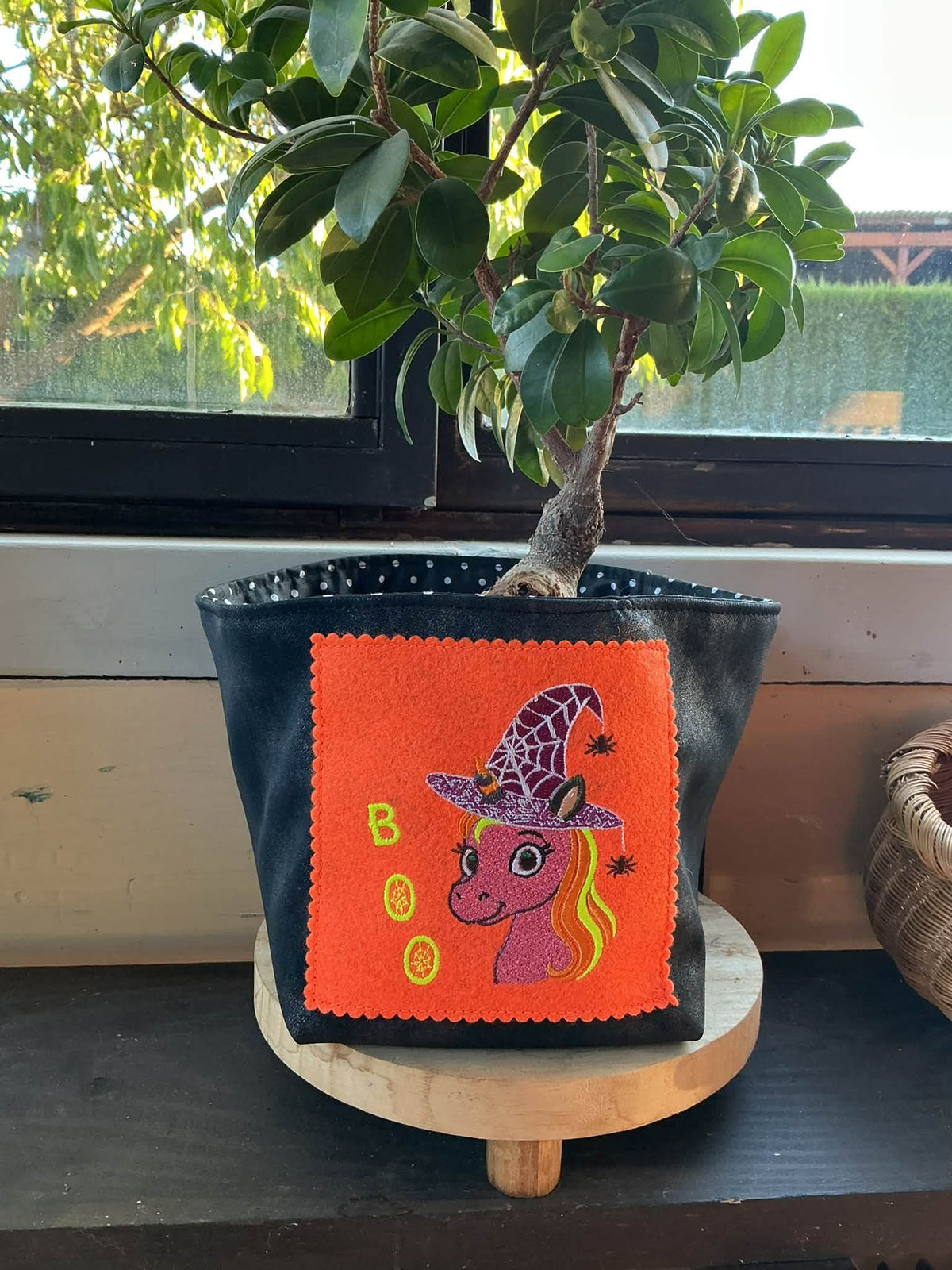 Licorne Halloween avec chapeau de sorcière, toile et araignées – motif de broderie machine 10x10