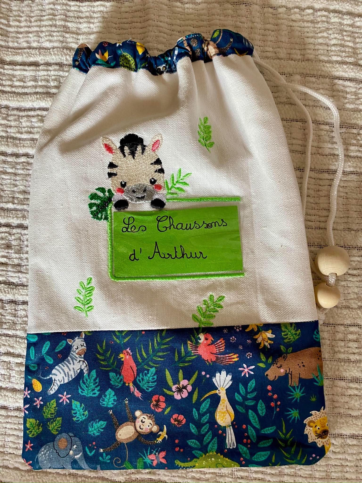 Étiquette Appliqué Cristal Zèbre – motif de broderie machine 10x10 avec zèbre, feuillage et fenêtre transparente en Cristal
