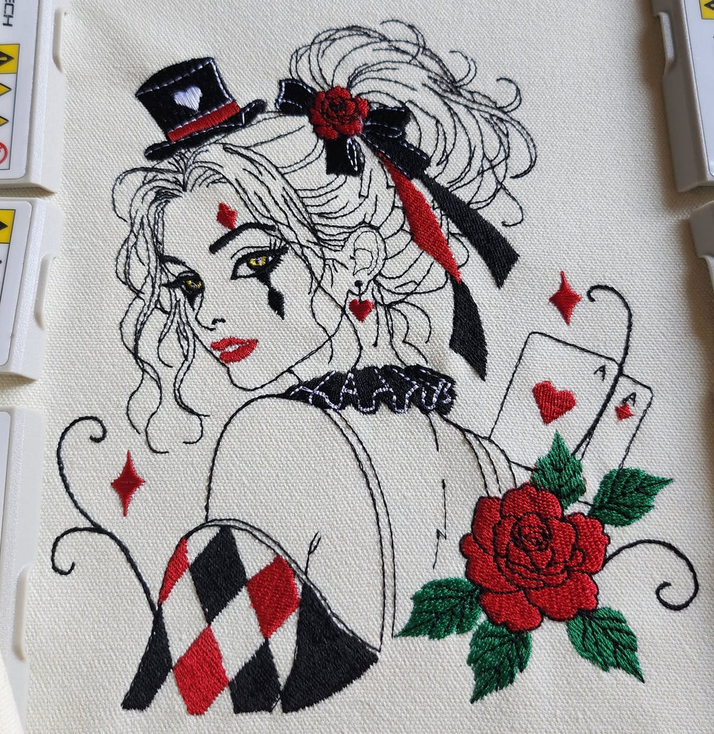 L’Arlequeen – femme arlequin Halloween Dark avec cartes à jouer, roses, haut-de-forme et losanges – motif de broderie machine