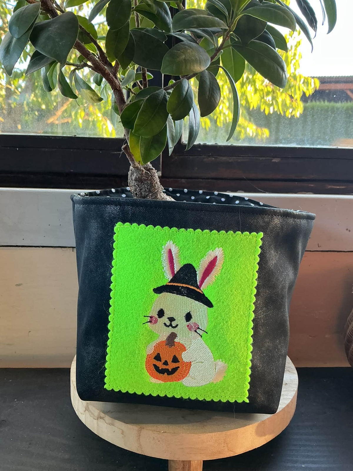 Lapin Halloween avec chapeau de sorcière et citrouille – motif de broderie machine 10x10