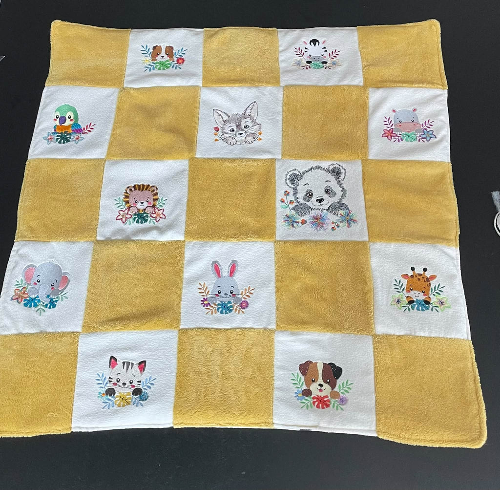Lapin Fleuri entouré de fleurs et feuillages – motif de broderie machine disponible en 3 tailles