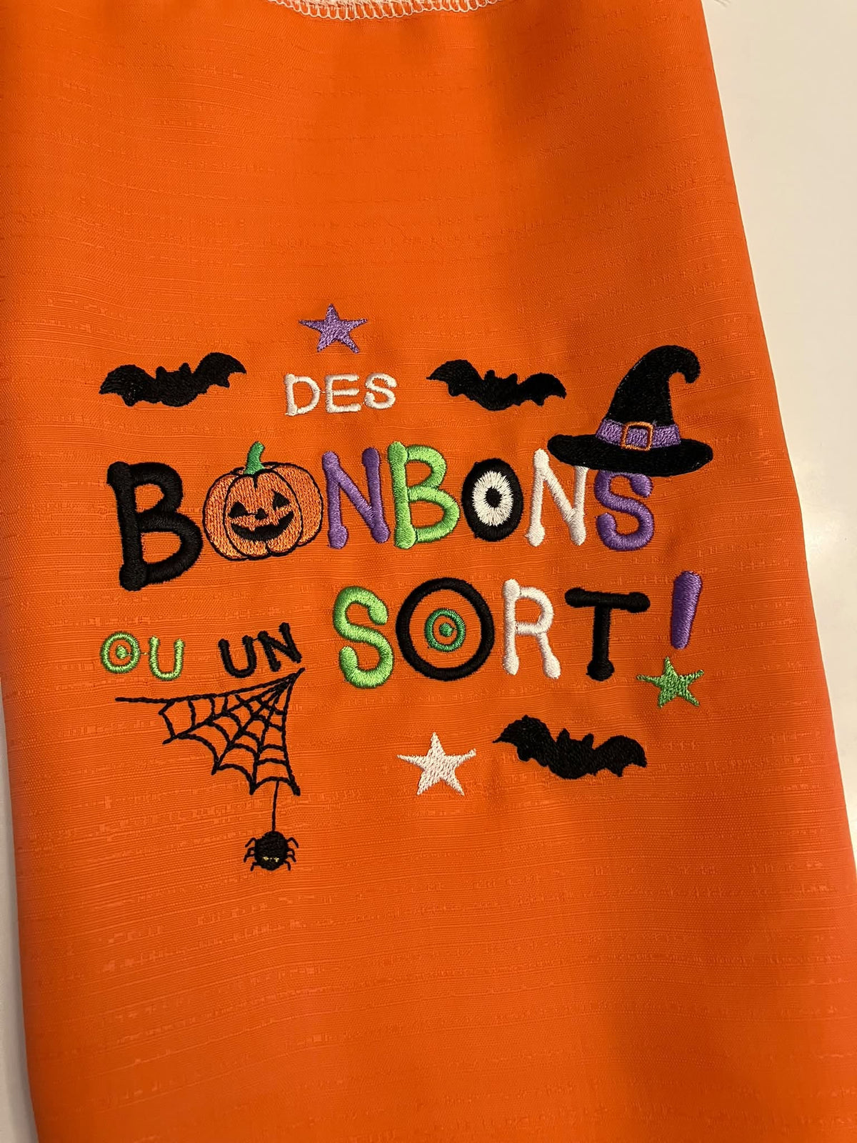 Motif broderie Halloween Des Bonbons ou un Sort ! avec citrouille, sorcière, chauves-souris et araignée. Disponible en formats 10x10 et 15x15.