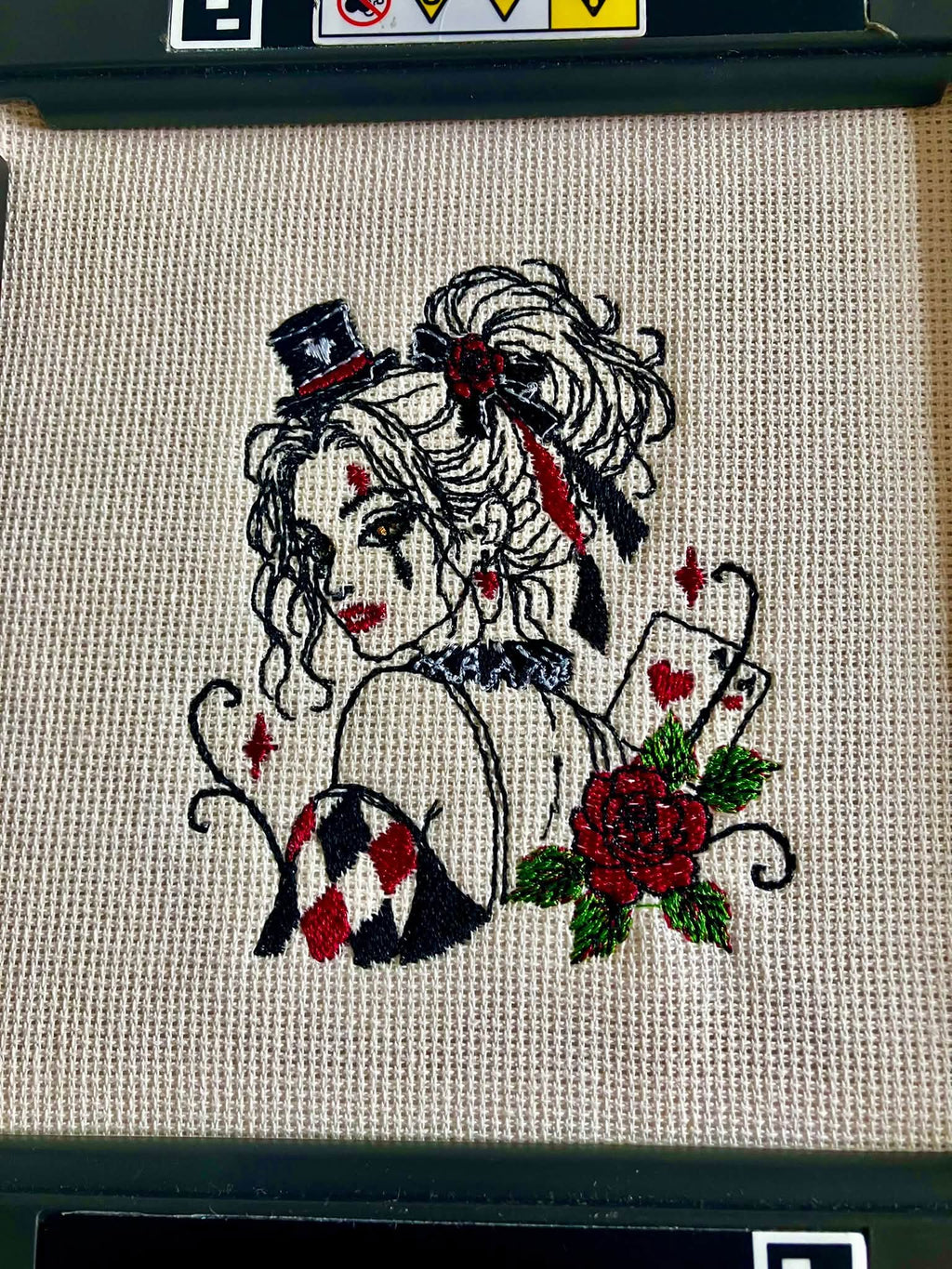 L’Arlequeen – femme arlequin Halloween Dark avec cartes à jouer, roses, haut-de-forme et losanges – motif de broderie machine