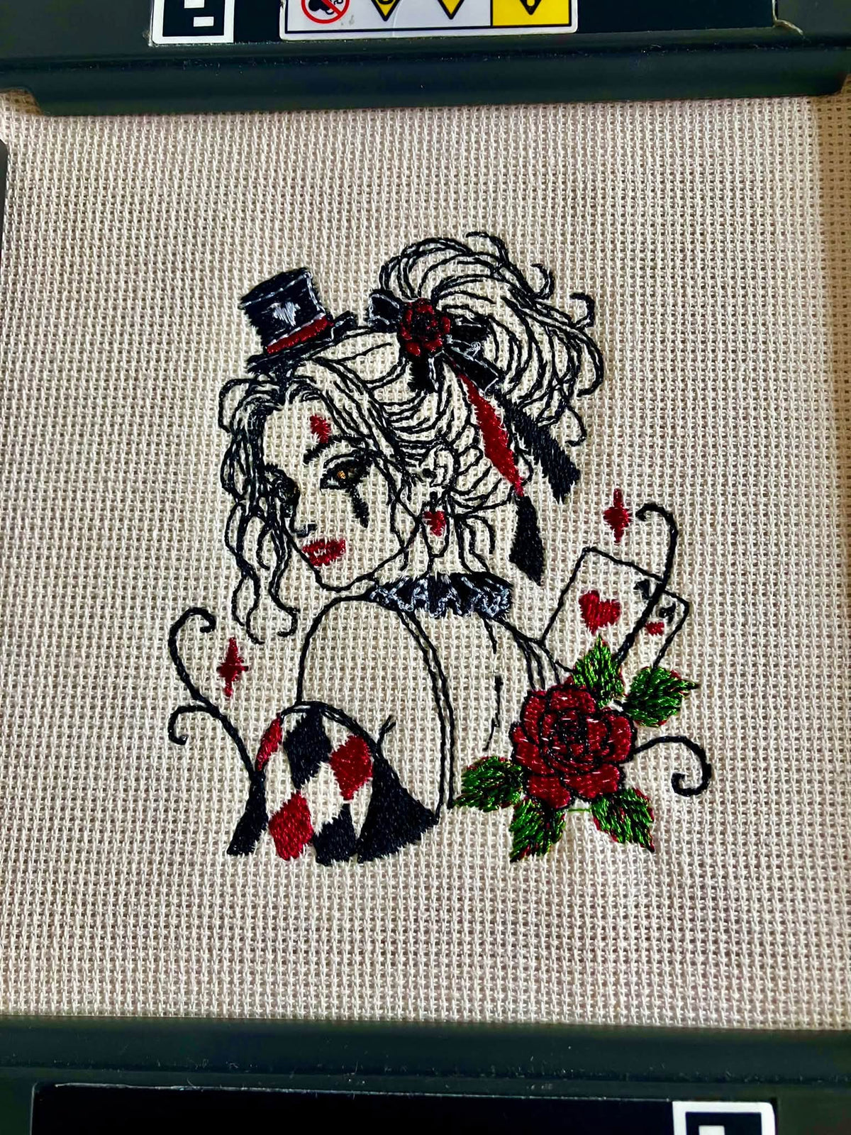 L’Arlequeen – femme arlequin Halloween Dark avec cartes à jouer, roses, haut-de-forme et losanges – motif de broderie machine