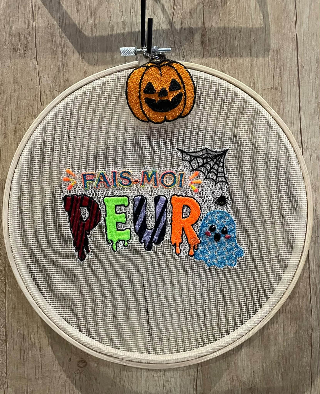 Fais-moi Peur – motif de broderie machine Halloween avec fantôme, lettrage coloré, toile et araignée