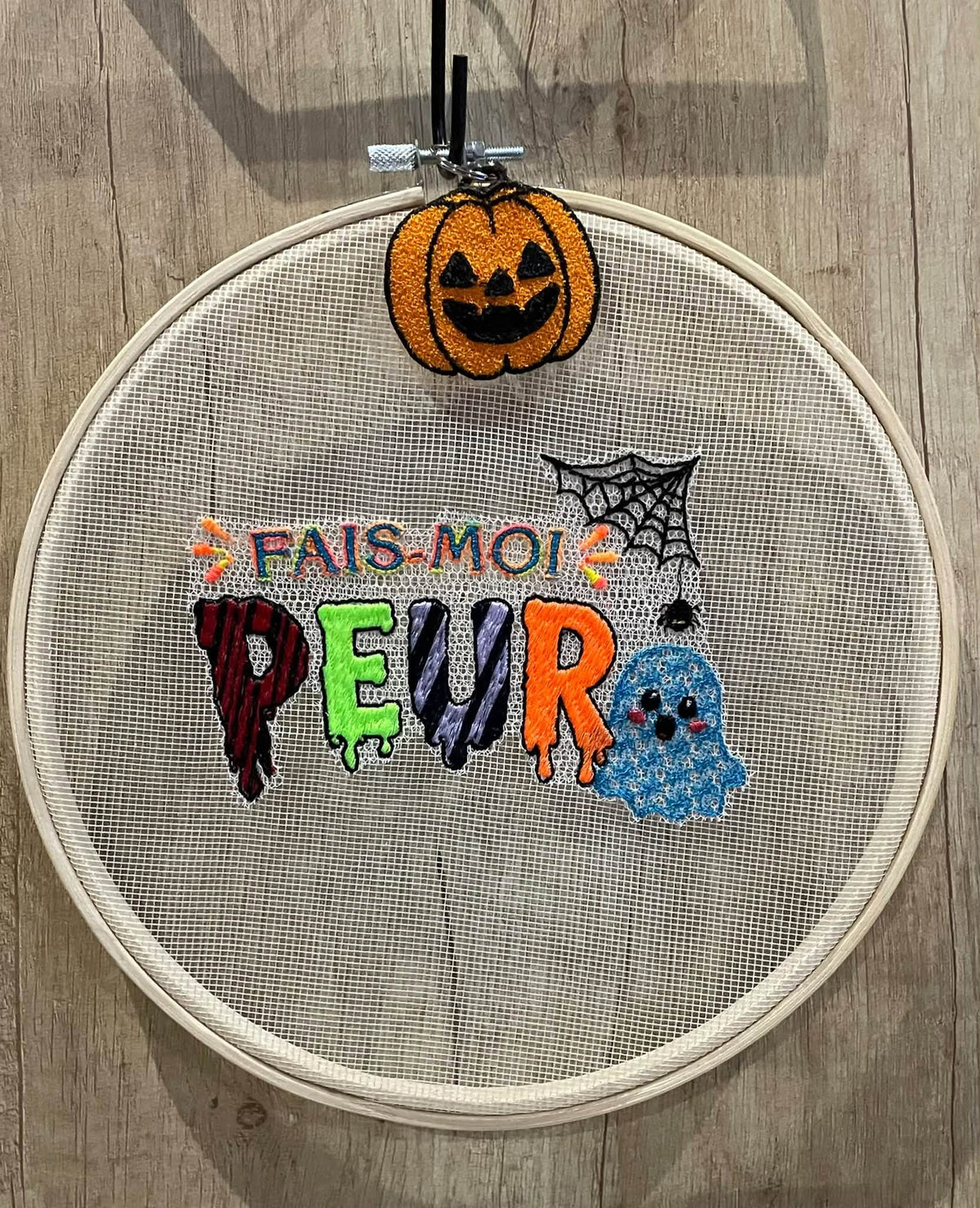 Fais-moi Peur – motif de broderie machine Halloween avec fantôme, lettrage coloré, toile et araignée