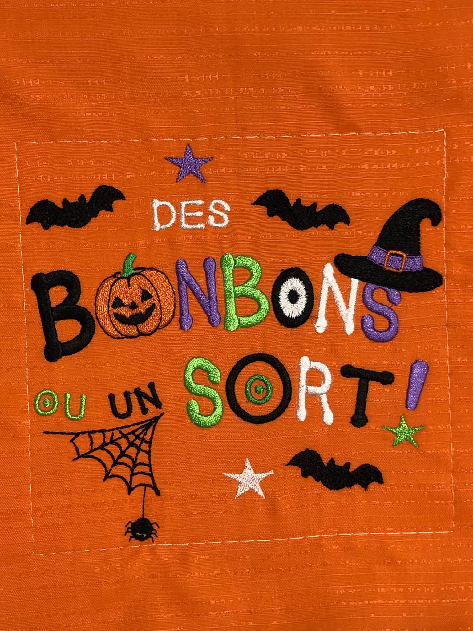Motif broderie Halloween Des Bonbons ou un Sort ! avec citrouille, sorcière, chauves-souris et araignée. Disponible en formats 10x10 et 15x15.
