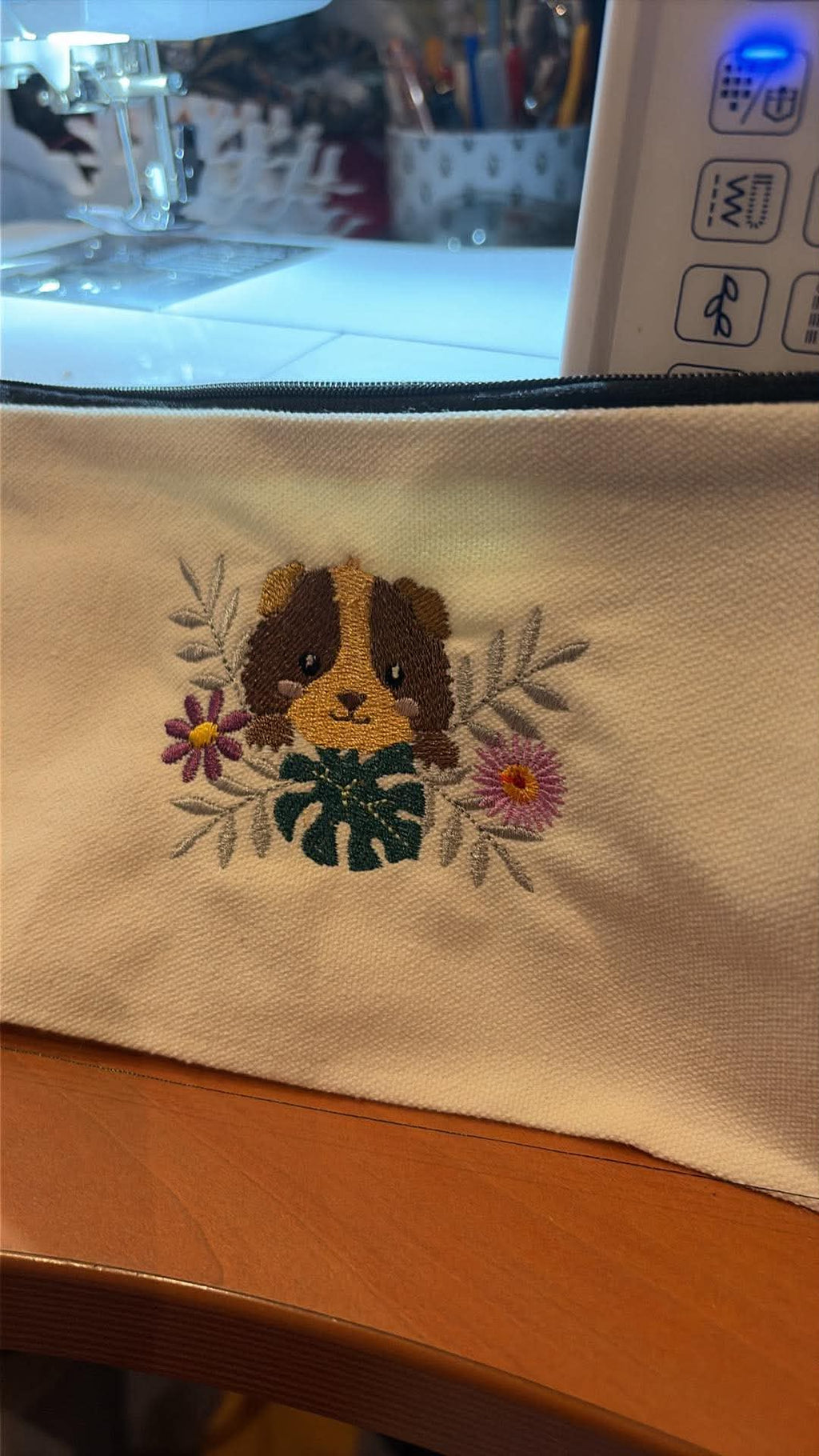 Cobaye Fleuri entouré de fleurs et feuillages – motif de broderie machine disponible en 3 tailles