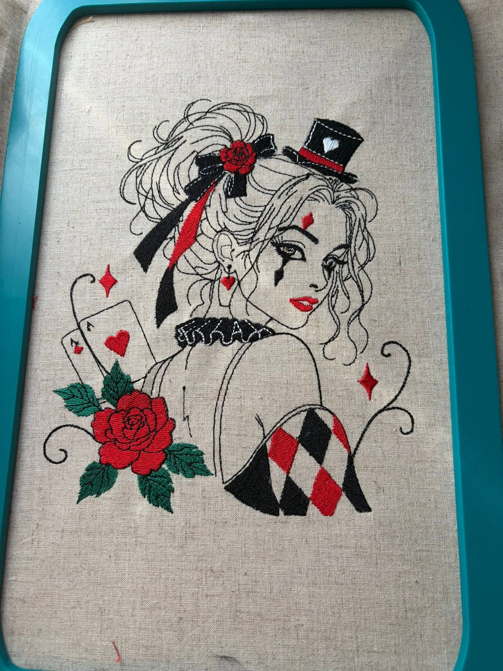 L’Arlequeen – femme arlequin Halloween Dark avec cartes à jouer, roses, haut-de-forme et losanges – motif de broderie machine