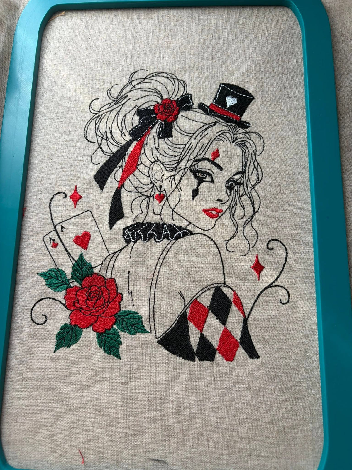 L’Arlequeen – femme arlequin Halloween Dark avec cartes à jouer, roses, haut-de-forme et losanges – motif de broderie machine