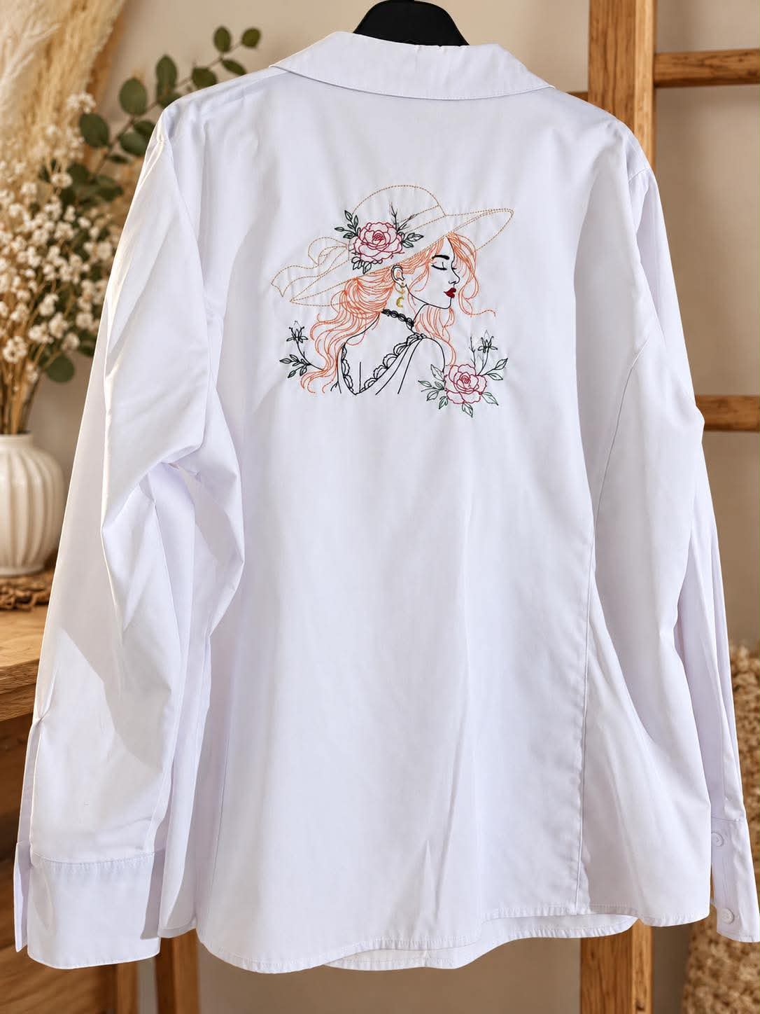 La Belle Romantique – femme bohème au grand chapeau ornée de roses et de fleurs – motif de broderie machine