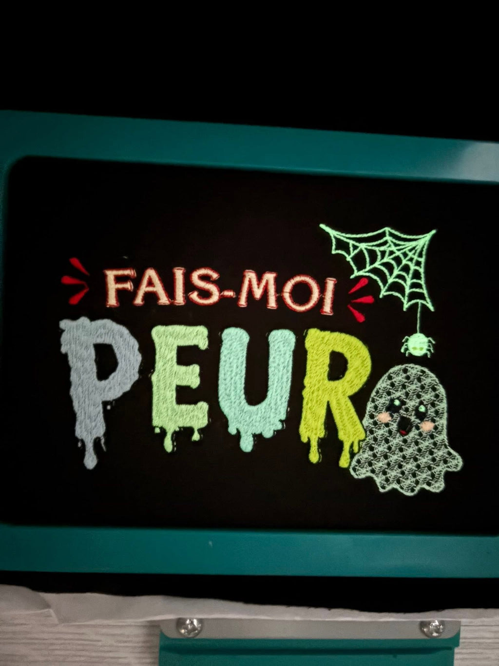 Fais-moi Peur – motif de broderie machine Halloween avec fantôme, lettrage coloré, toile et araignée