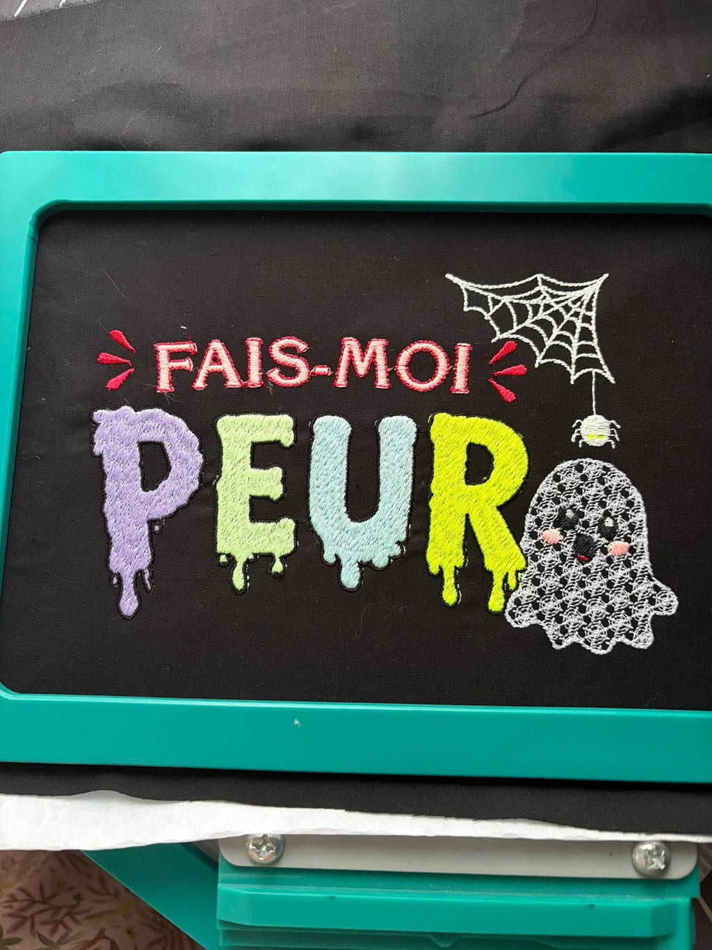 Fais-moi Peur – motif de broderie machine Halloween avec fantôme, lettrage coloré, toile et araignée