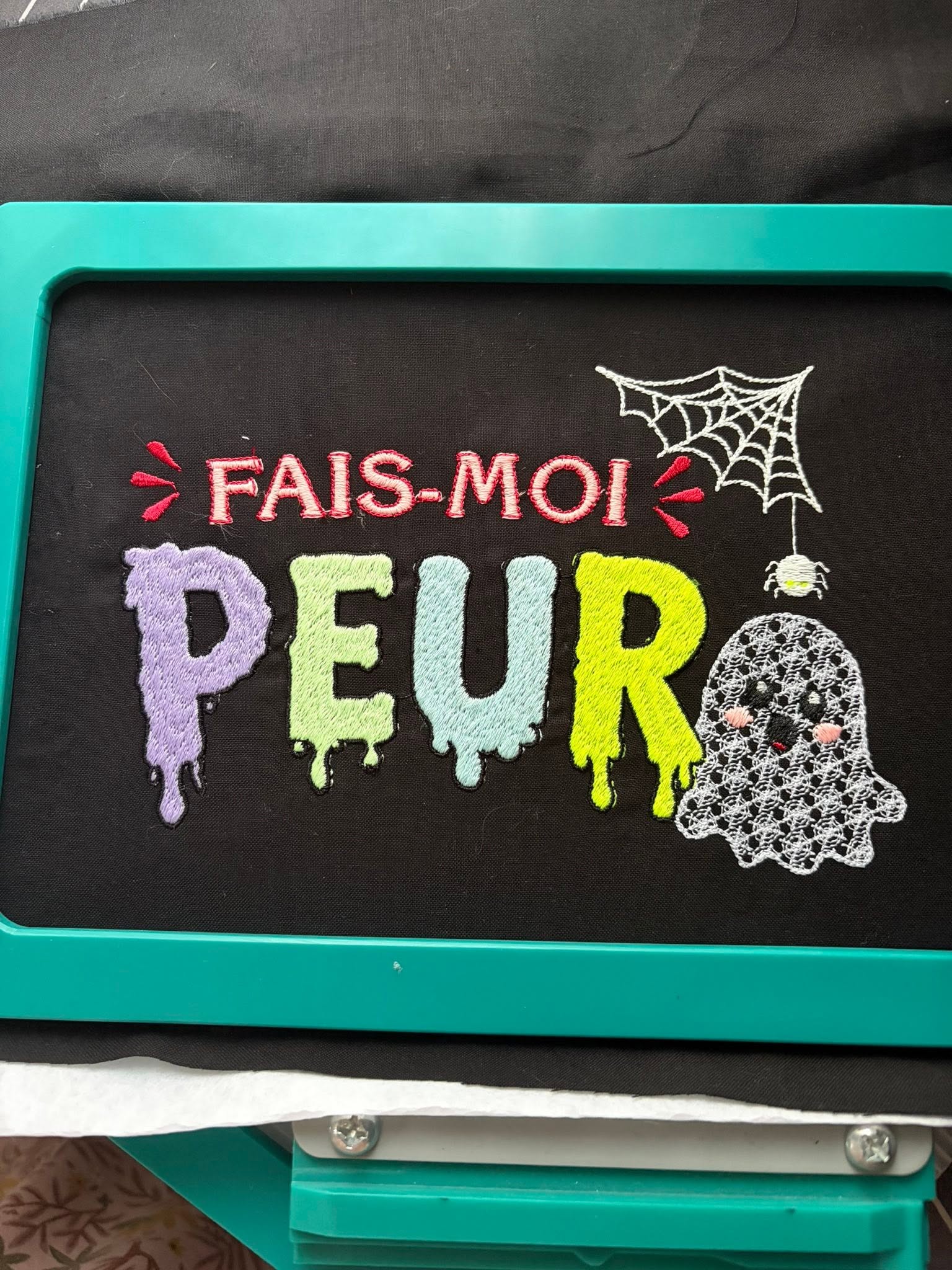 Fais-moi Peur – motif de broderie machine Halloween avec fantôme, lettrage coloré, toile et araignée