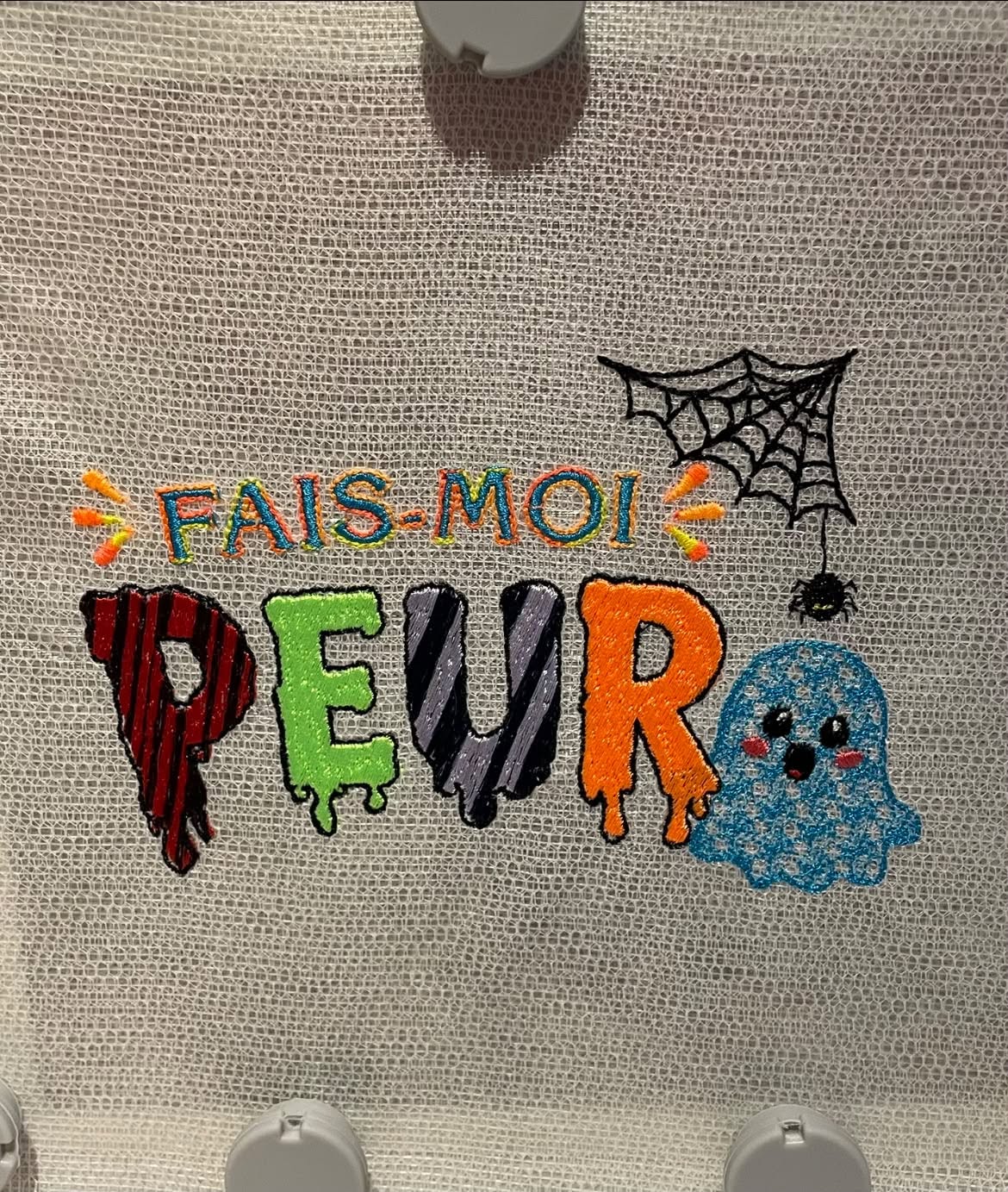 Fais-moi Peur – motif de broderie machine Halloween avec fantôme, lettrage coloré, toile et araignée