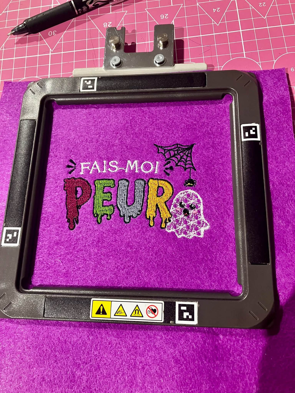 Fais-moi Peur – motif de broderie machine Halloween avec fantôme, lettrage coloré, toile et araignée