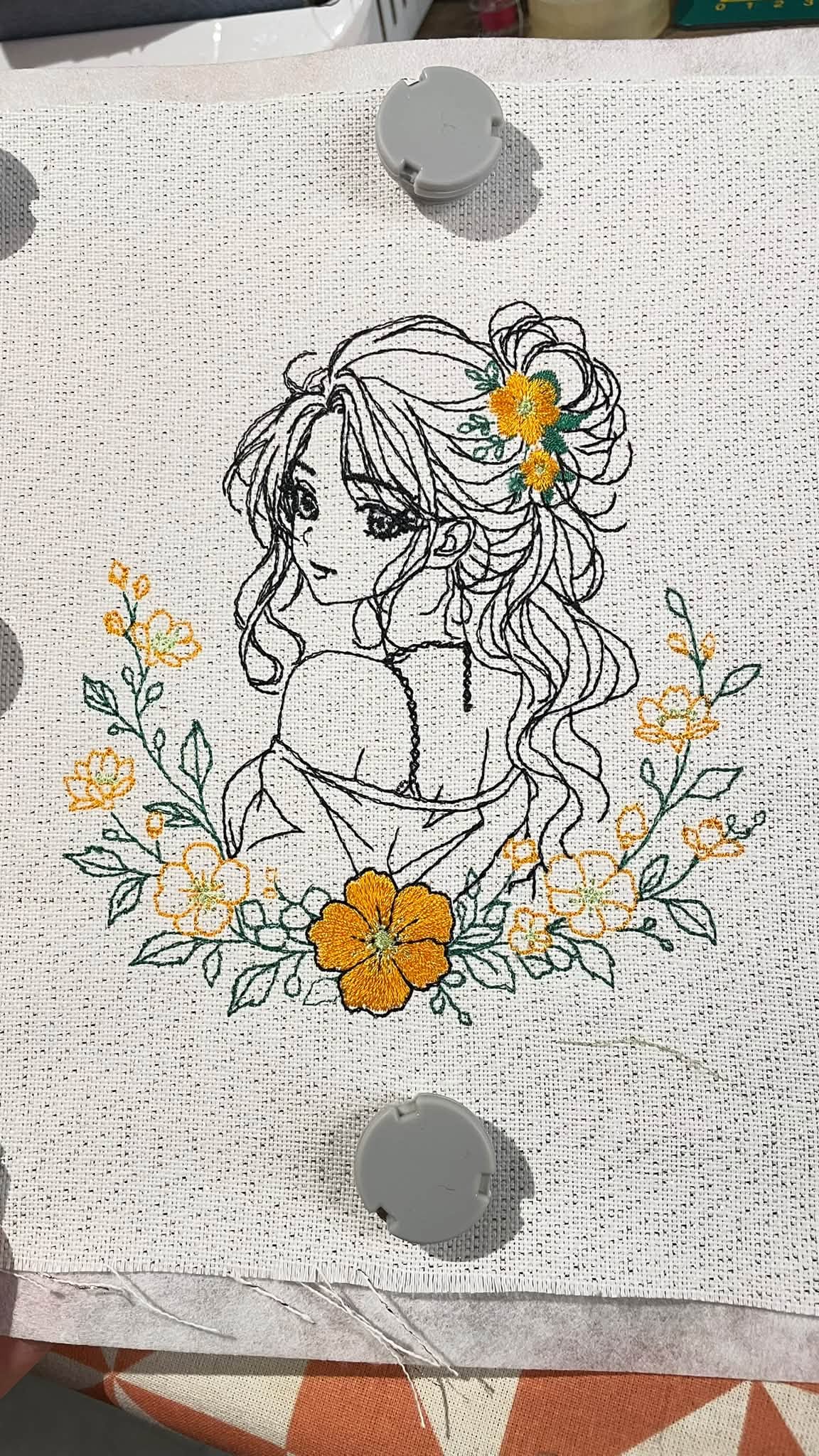 La Belle aux Sakura – jeune femme style manga romantique entourée de fleurs de cerisier – motif de broderie machine