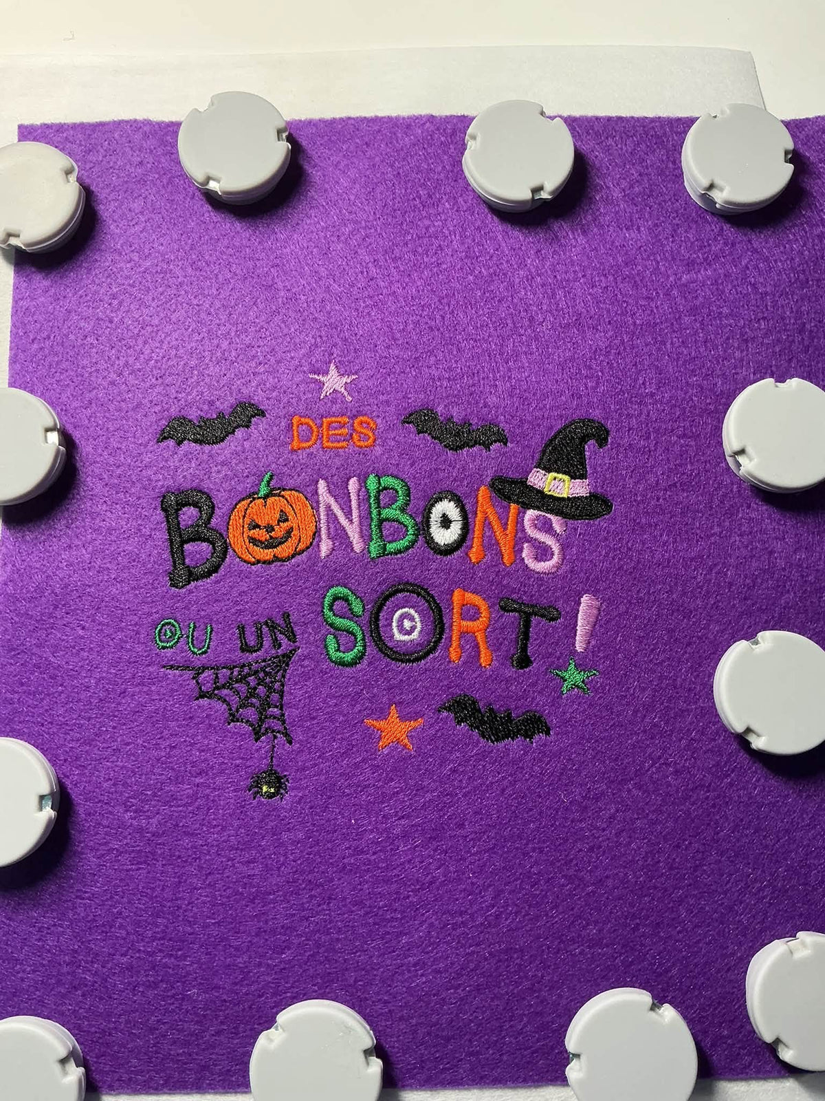Motif broderie Halloween Des Bonbons ou un Sort ! avec citrouille, sorcière, chauves-souris et araignée. Disponible en formats 10x10 et 15x15.